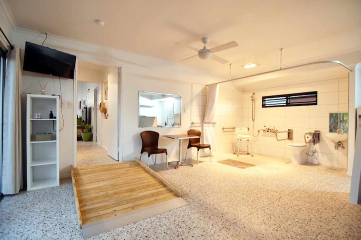 Rampa de acceso muy fácil desde el dormitorio/unidad independiente al salón, comedor, área de cocina.
Esta rampa tiene 1200 mm de ancho y está en la habitación extra grande de 
Ideal para personas mayores, uso de personas con discapacidad.
