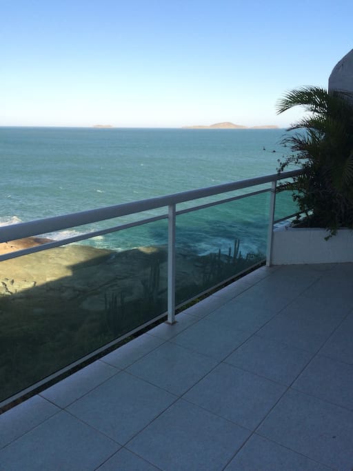 Varanda com vista total para o mar.