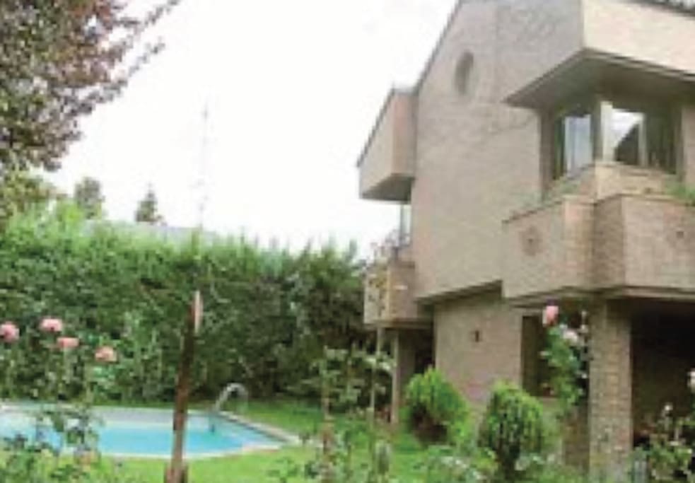 Piscina y fachada