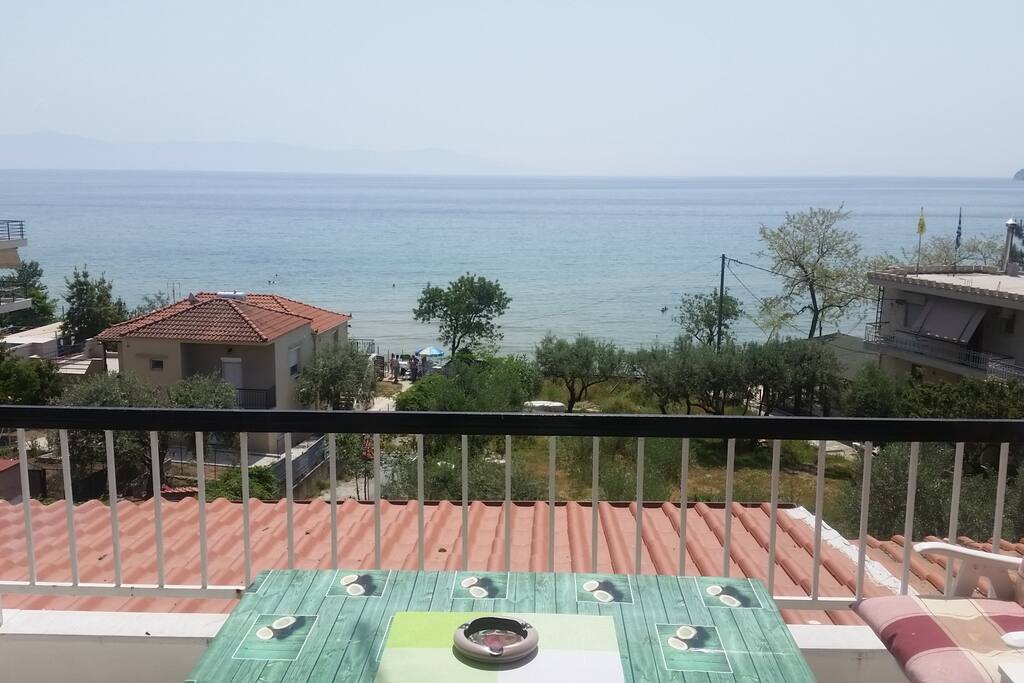 Παραλία με απ'ευθείας πρόσβαση από το συγκρότημα. Beach Bars.