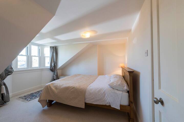 Beautiful house with conservatory and large garden gallery image 4