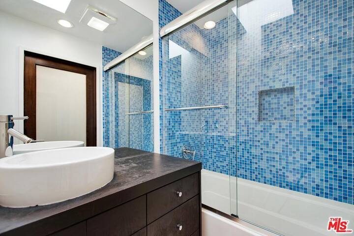 Hollywood Hills Gem gallery image 4