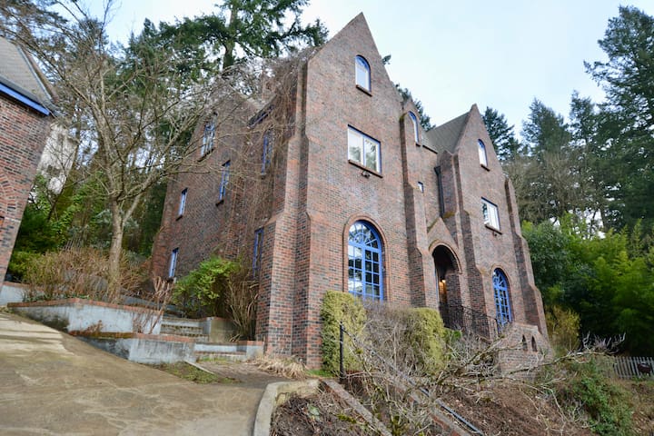 Castle Estate in SW Portland minutes from Downtown gallery image 4