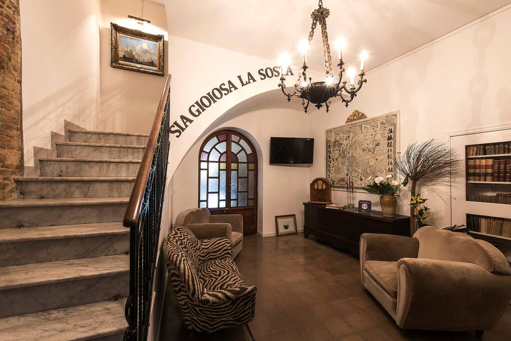 L'ingresso e le scale che conducono alla suite.