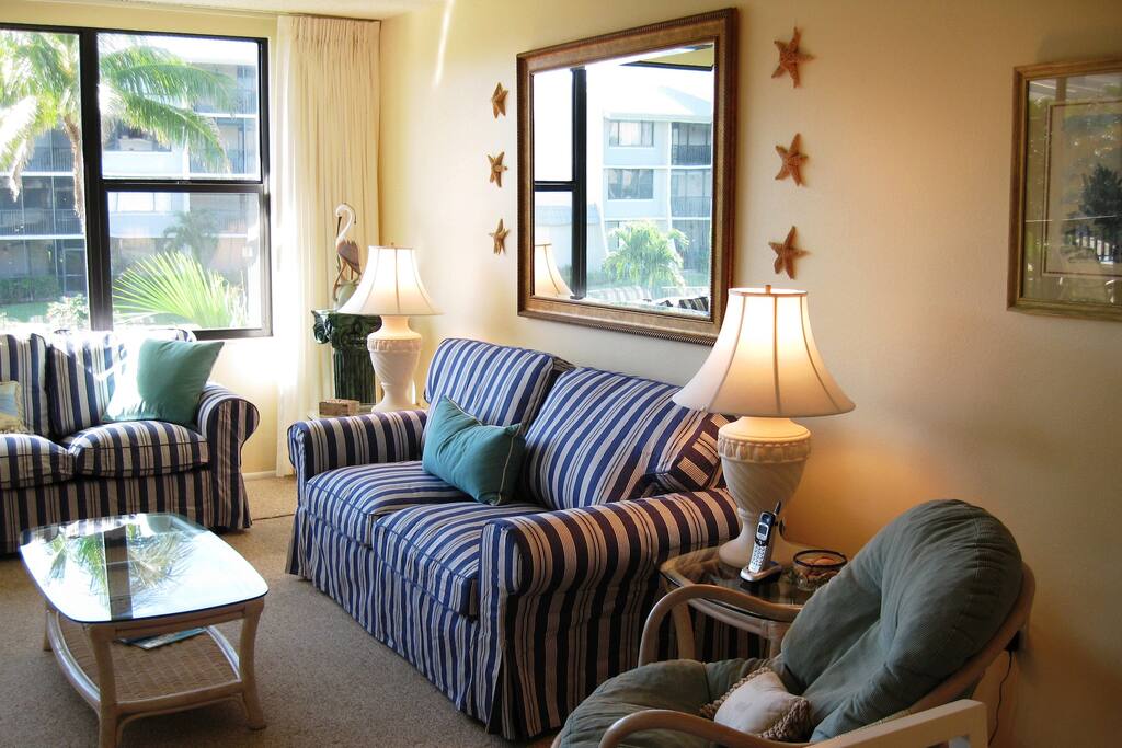 Our Main room with flat screen HD-TV and WIFI. Kickback, relax and dream!