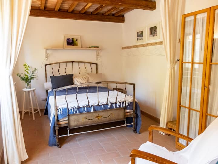 Chumba cha kulala cha fleti kiko kwenye ghorofa ya chini