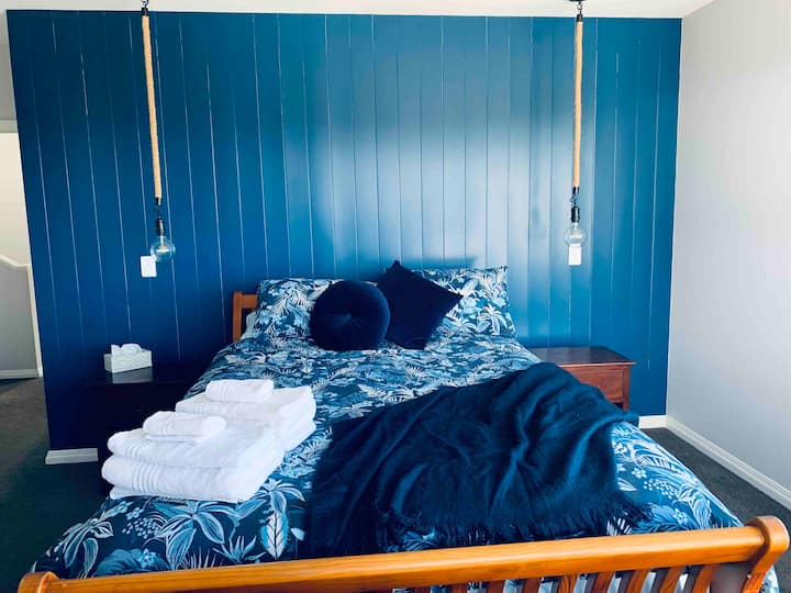 Veľmi veľká hlavná spálňa s najpohodlnejšou veľkou manželskou posteľou.