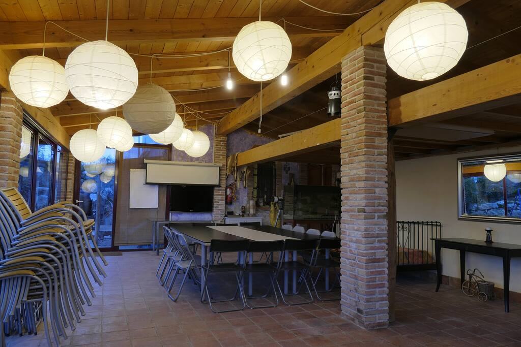Amplia sala para reuniones.