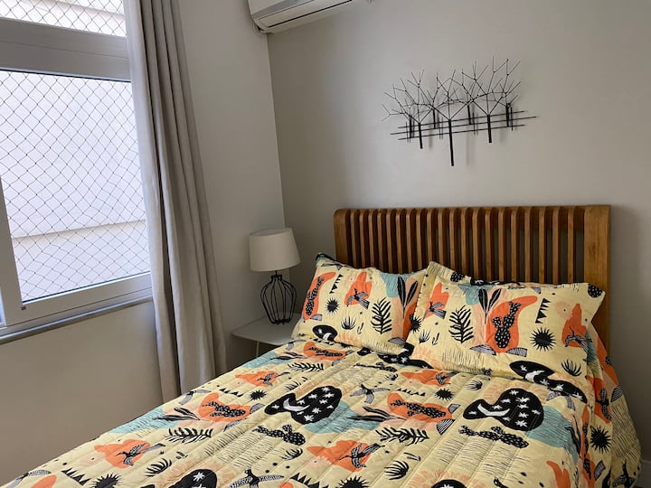 Soba br. 1 
Naravno, prozračan i udoban bračni krevet, standardni hotelski madrac, klima-uređaj, tihi stropni ventilator (Hunter) i ugrađeni ormar za goste.