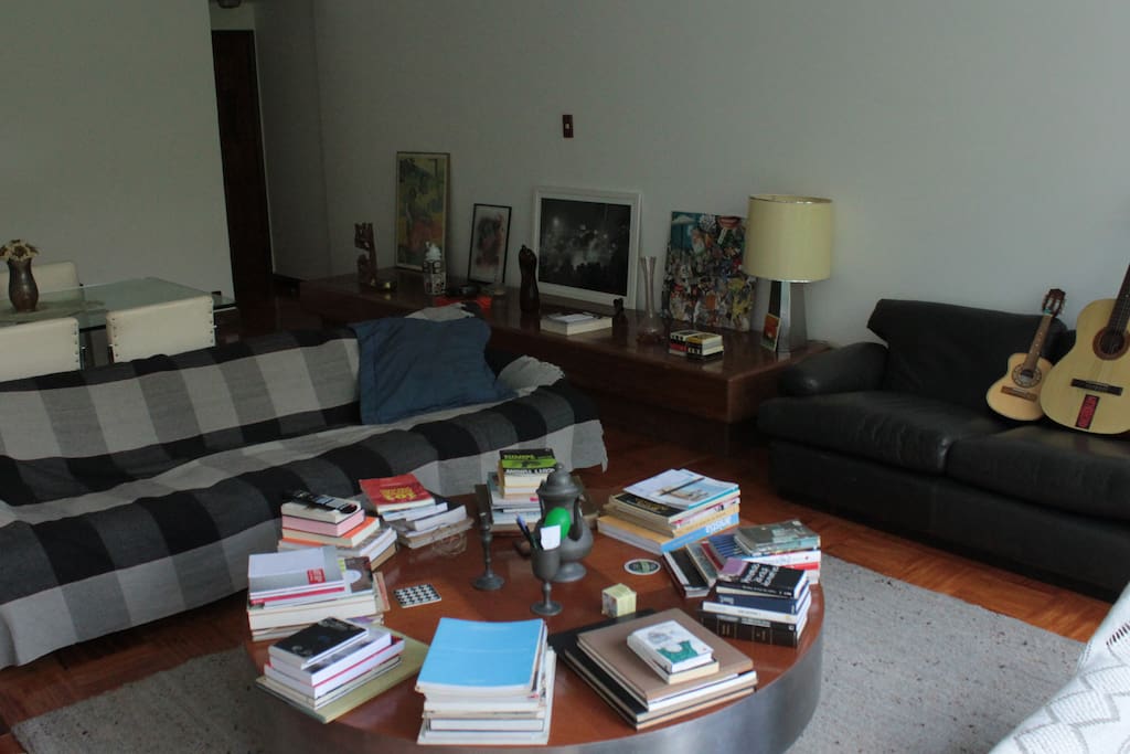 Leather couch. Sofa de couro.