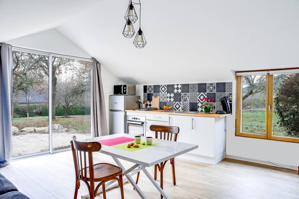 Cuisine toute équipée et table ascenseur
