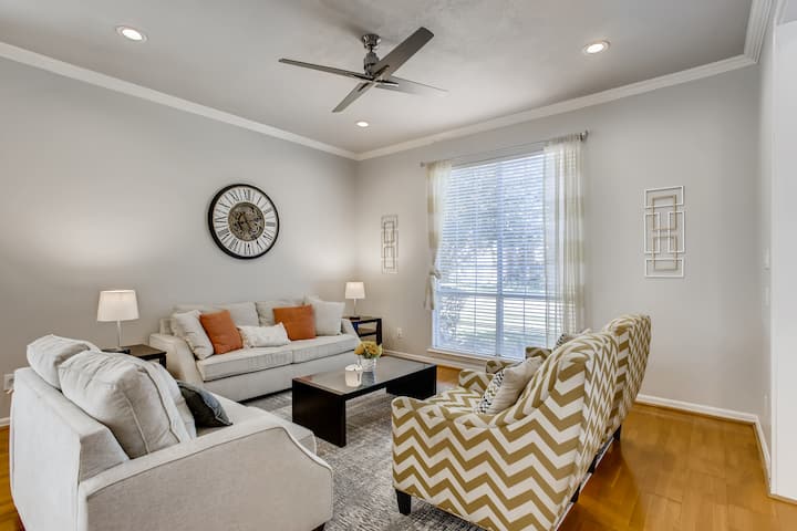 Big 5 Bed/ 3.5 Bath Modern Home  Disney+ Included, Free Parking, Fast Wi-fi - Plano, TX