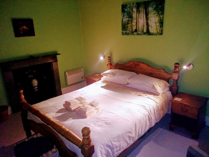 Je dors mieux ici que chez moi !
C'est probablement dû à l'ambiance calme et à l'ambiance relaxante.
Il s'agit d'un lit king size (5 pieds de large).
