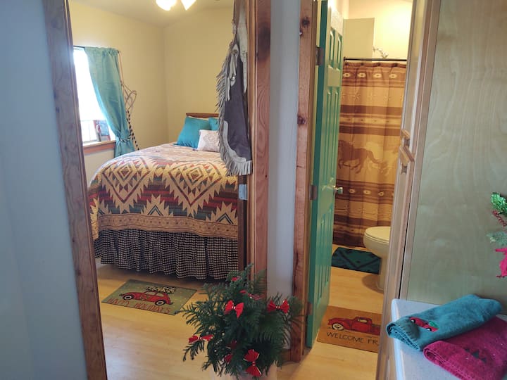 Vista sul lago dalla finestra; tende oscuranti; il nostro letto migliore con biancheria da letto magnifica! Doccia calda rinnovata! Un sacco di spazio dentro e fuori. 