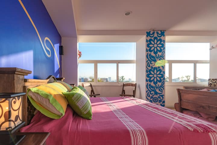 Las cortinas de techo a piso se pueden atraer para garantizar una buena noche de descanso.  