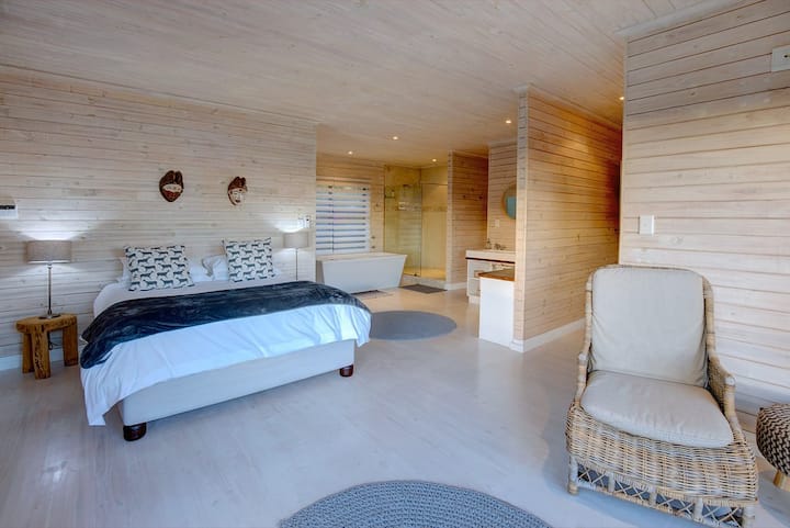 Master bedroom with en-suite bathroom and separate toilet