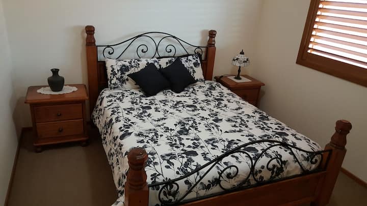 LARGE ROOM, QUEENS SIZE BED