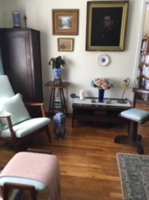 Spacious living area with antiques