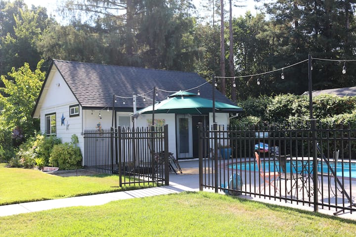 Private and Cozy Guest House, full Kitchen/Bath