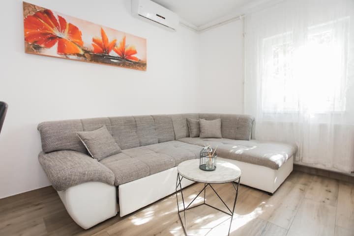 Formenti - spacious ap. -big balcony & marina view