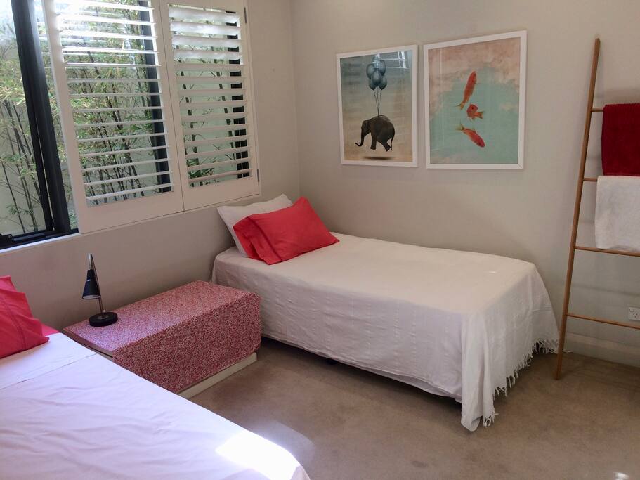 bedroom with 2 single beds