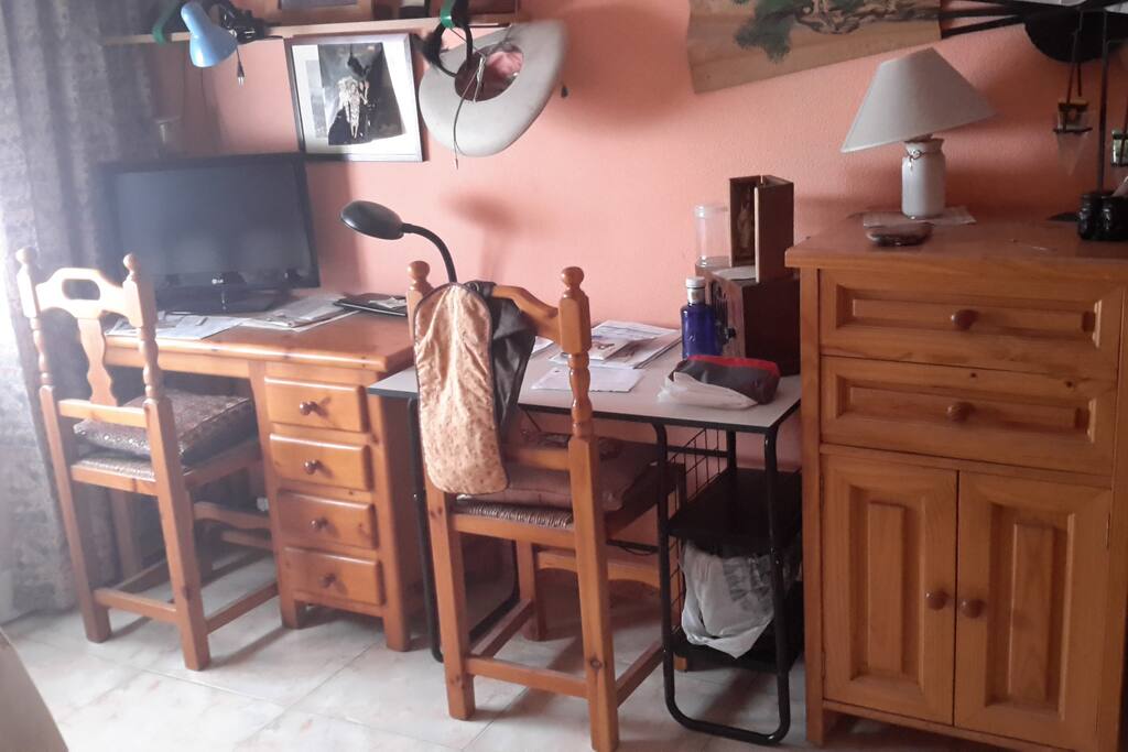 tv y mesas de estudio