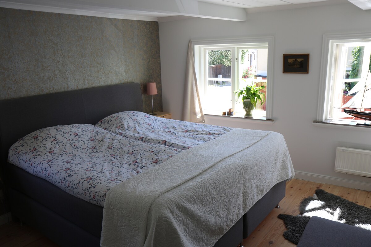 ห้องนอนใหญ่พร้อมเตียงเสริม (รุ่นน้อง) มีเตียงสำหรับเด็กเล็กด้วยด้วย

ห้องนอนใหญ่ของเราพร้อมเตียงเสริม (จูเนียร์) ยังมีเตียงสำหรับเดินทางสำหรับเด็กเล็กด้วย 