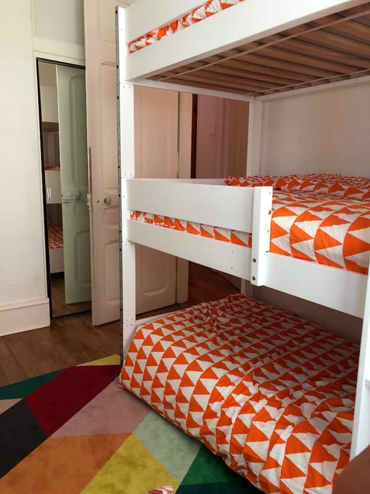 Chumba cha kulala cha wageni kilicho na vitanda 3 vya ghorofa - Chumba cha kulala chenye vitanda 3 vya mtu mmoja.