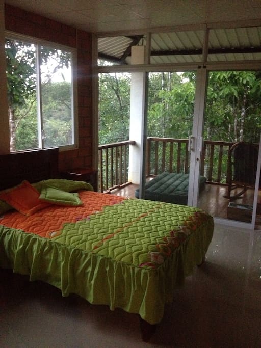Esta es la Habitación con cama matrimonial hay una segunda con una litera para 3 personas más. Se puede hacer uso de un colchón inflable para 1 persona adicional. El precio es por toda la casa así cada persona pagaría entre 20-25 por noche