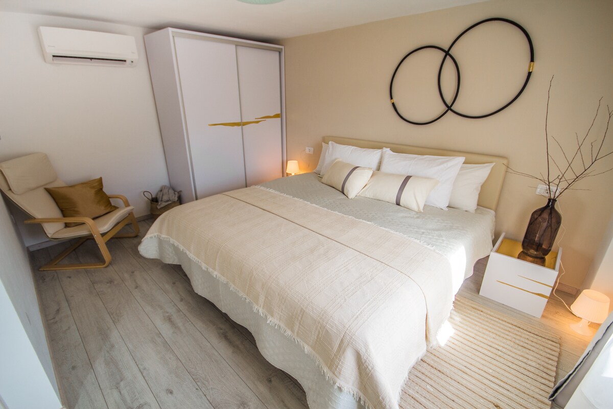 حمام  داخلي بسرير بحجم كينغ (200 سم × 200 سم