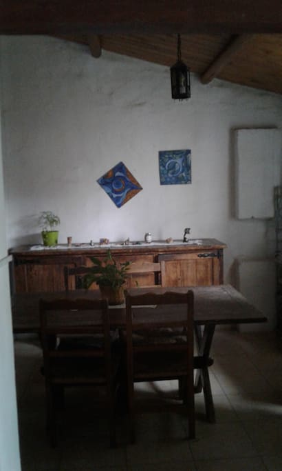 El comedor amplio, con ventana al patio y sala con instrumentos musicales