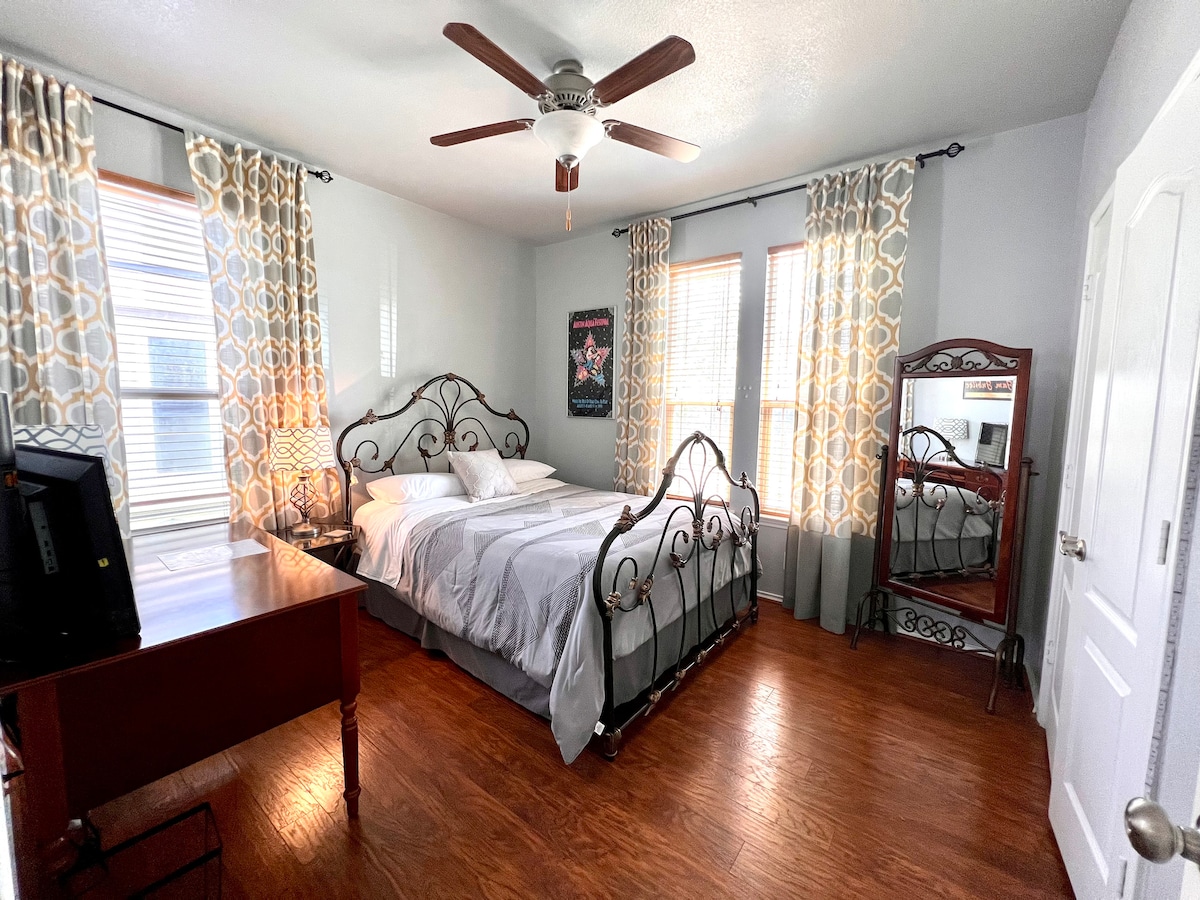 Фамилна стая с двойно легло и бюро. Огледало в пълен размер.  Прозорецът вдясно е с изглед към улицата. 
Гардероб с допълнителни одеяла , възглавници и надуваеми матраци. 

Стая № 2 