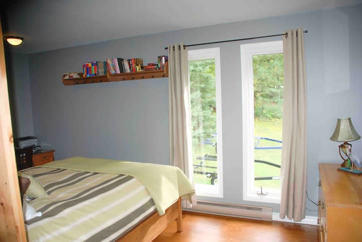 Chumba cha kulala na Kitanda cha Kifalme. Magodoro yenye ubora wa juu katika vyumba vyote vya kulala