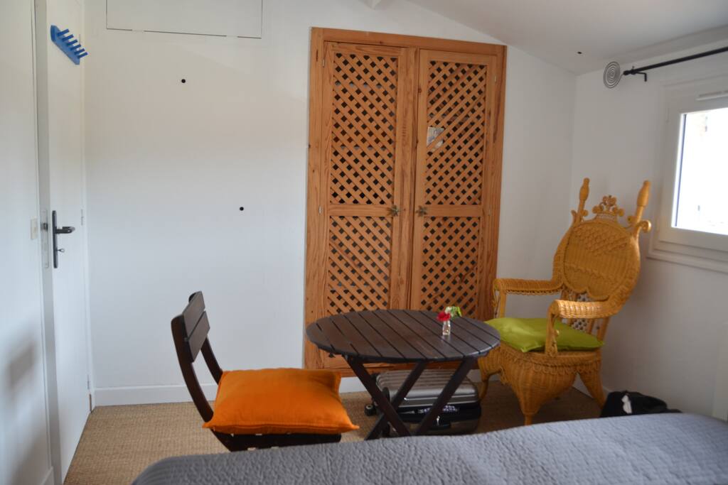 Placard et petite table d'appoint.