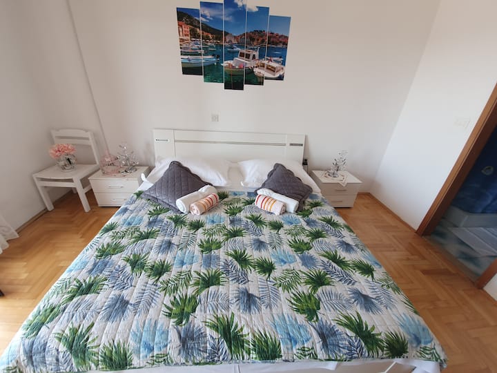 værelse med badeværelse