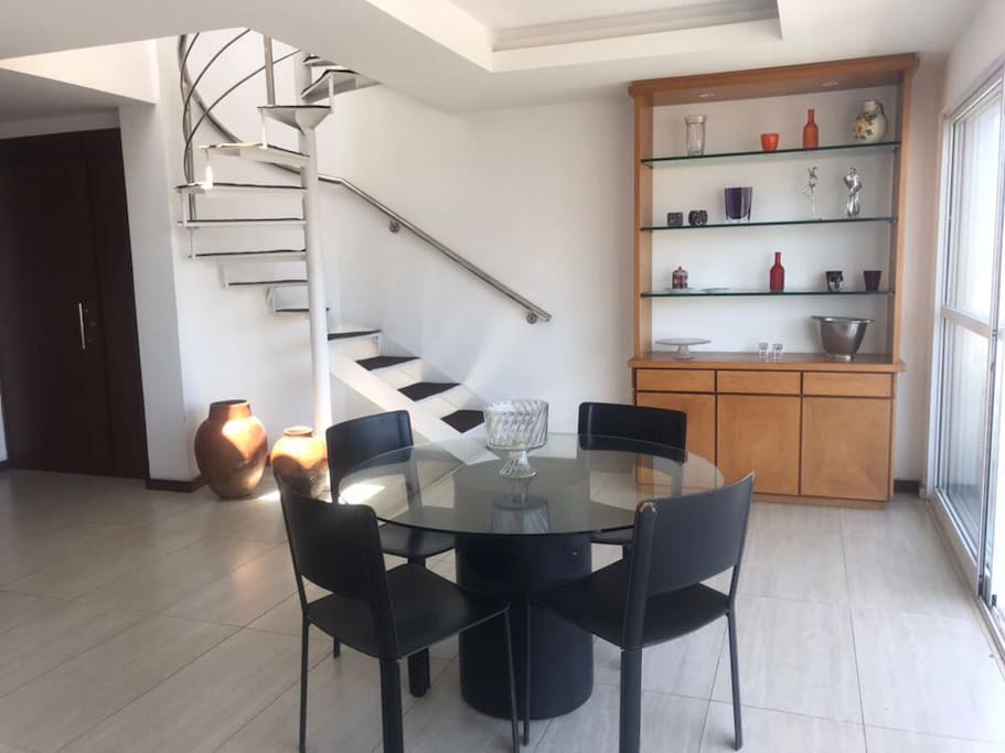 sala com acesso ao segundo andar