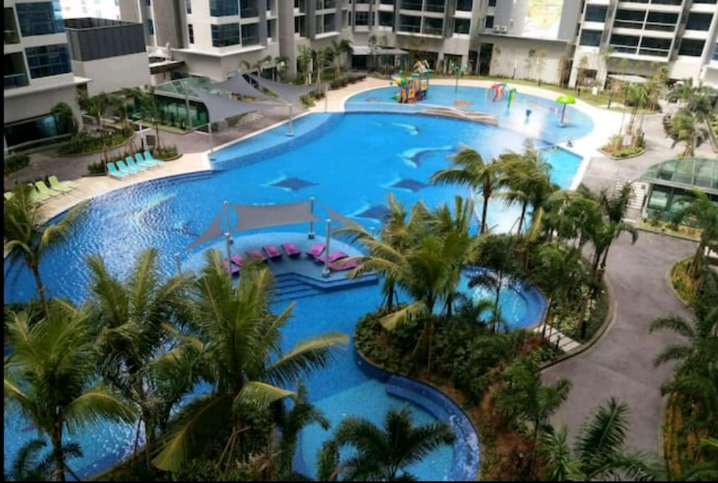 Stunning swimming pool @ level 7th