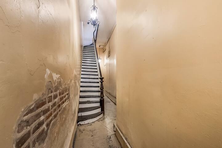 Casabianca: Elegant Flat in Historic Magazine Row gallery image 2