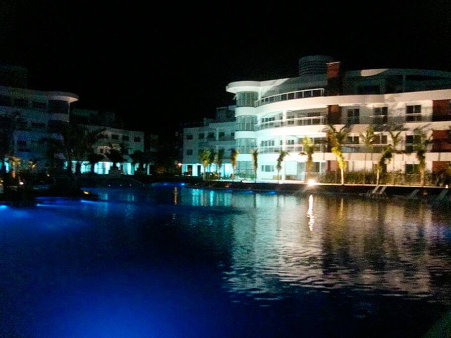 área piscinas noite