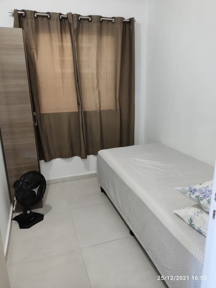 卧室配有一张单人床，配有辅助床垫。