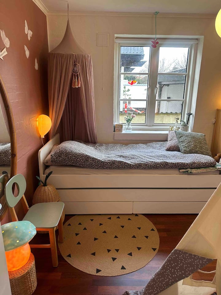 Стая 2 - Приземен етаж - 2 единични легла