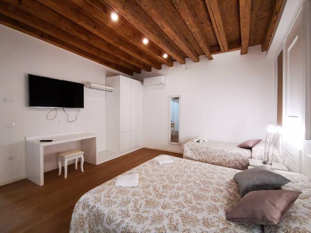 DELUXE RIALTO 3 BEDROOM FLAT gallery image 3