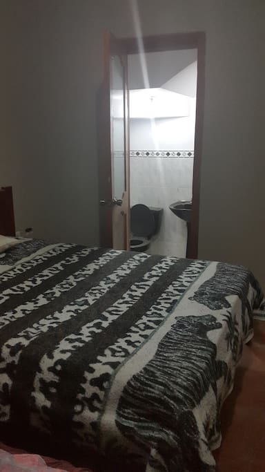 camas y baño propio