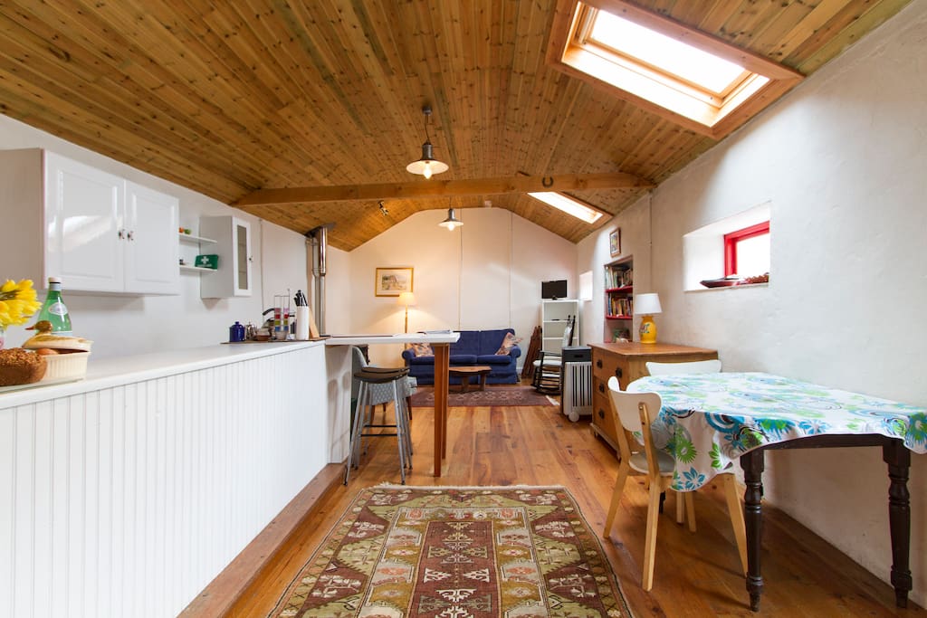 Spacious living/dining area