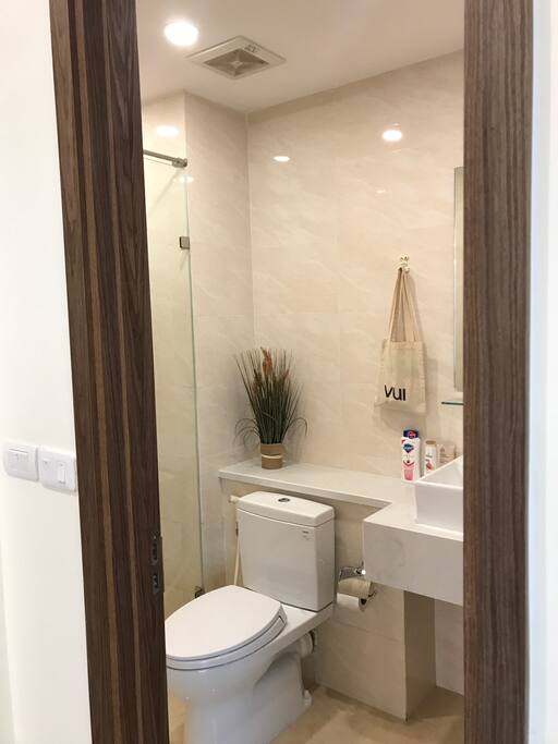 The fresh and clear bathroom with essential shampoo / conditioner / toothbrush