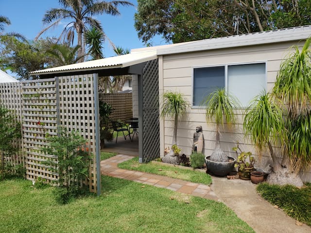 Private Cabin 5 minutes walk from Birubi Beach