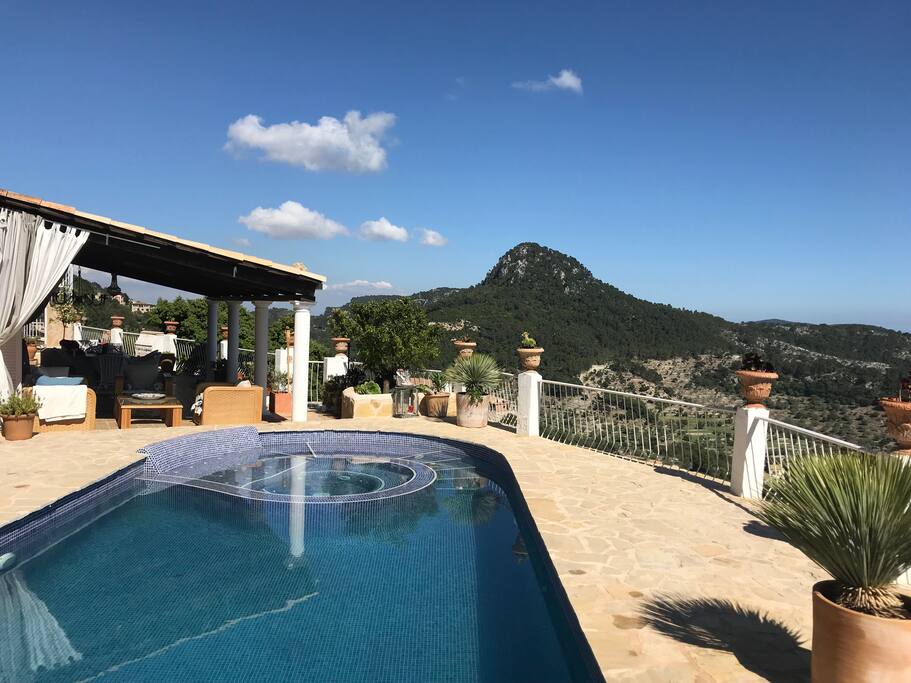 Ein beheizter Pool (9 x 4 Meter)
