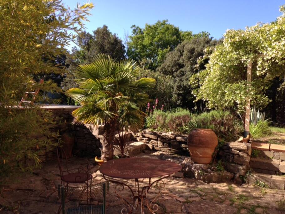 Le patio en Pierres du pays