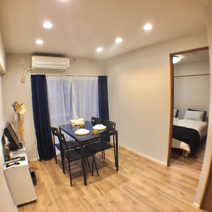 Large, clean and bright living room. 寬敞明亮的一室一廳獨立套間
