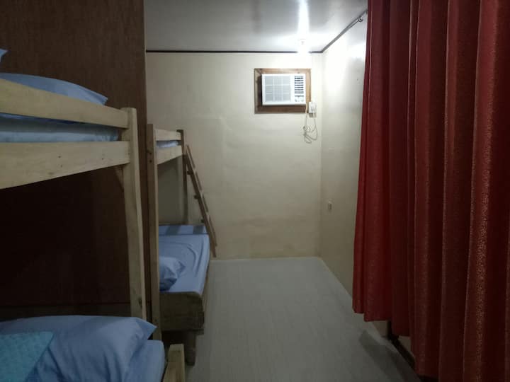 בחדר השני יש שתי מרפסות זוגיות ושני מזרנים נוספים עם קיבולת שינה של 13 פיקסלים ומיזוג אוויר